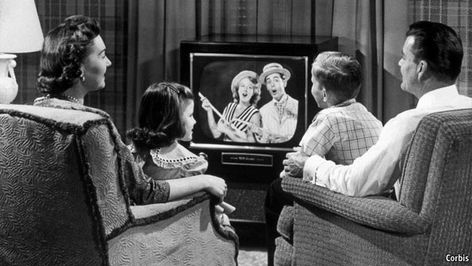 50's people watching TV Nuclear Family, Math Talk, Tv Vintage, Vintage Television, Slaap Lekker, Ny Giants, Vintage Tv, Foto Vintage, Medical Illustration