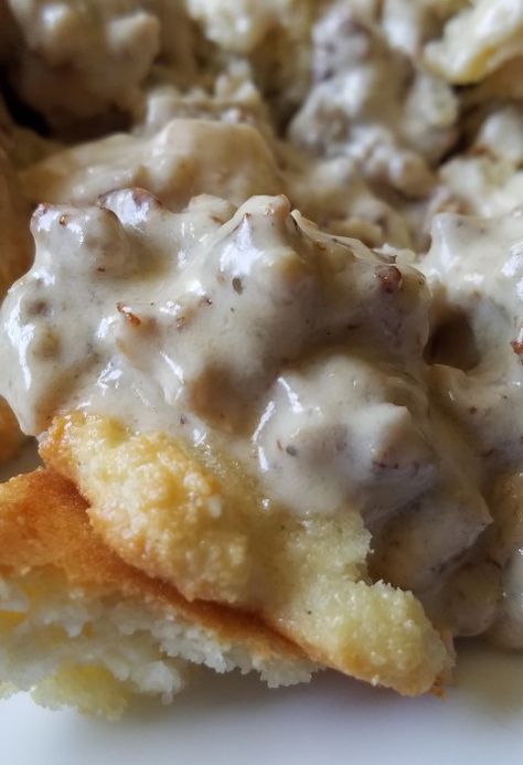 keto biscuits and gravy Gluten Free Drop Biscuits, Low Carb Biscuits, Biscuits And Gravy Recipe, Almond Flour Biscuits, Drop Biscuits Recipe, Biscuits Gravy, Sausage Gravy Recipe, Cheesy Biscuit, Low Carb Biscuit