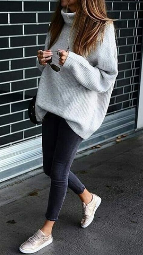 Comment porter un pull à col roulé avec style ? Conseils et idées de tenues dans cet article ! #blogmode #tenuefemme40ans #pullcolroulé #pullgris #skinnynoir #sneakers Elegante Casual, Mode Casual, Grey Outfit, Casual Winter Outfits, Striped Cardigan, Mode Inspiration, Womens Casual Outfits, Winter Fashion Outfits, Outfits Casuales