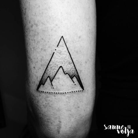 Mountain triangle tattoo on the tricep. Tattoo Artist: Sanne Volja Geometric Tattos, Berg Tattoo, Snowflake Tattoo, Geometric Mountain Tattoo, Tricep Tattoos, Snow Flake Tattoo, Mountain Tattoo Design, Back Of Arm Tattoo, Retro Tattoos