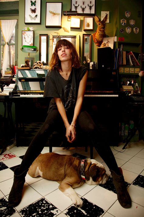 Lou Doillon Style, Lou Douillon, Home In Paris, Mode Rock, Serge Gainsbourg, Charlotte Gainsbourg, Lou Doillon, Black And White Tiles, French Models