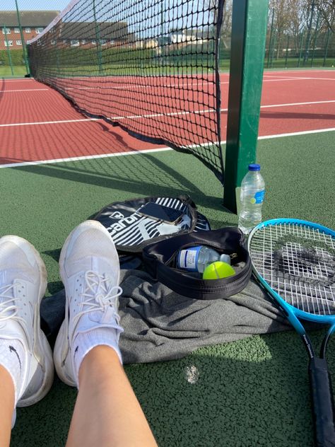 tennis court, water bottles, trainers Tennis Girl Aesthetic, Mode Tennis, Tennis Lifestyle, Tennis Pictures, Tennis Aesthetic, Tennis Life, Sports Aesthetic, Beach Tennis, Tennis Fashion