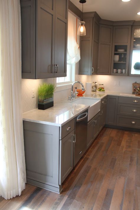 gray cabinets + herringbone tile + walnut + farmhouse sink Серая Кухня, Gray Cabinets, Farmhouse Kitchen Cabinets, Casa Vintage, Kitchen Cabinets Makeover, Grey Kitchen Cabinets, Kitchen Farmhouse, Gel Stain, Grey Cabinets