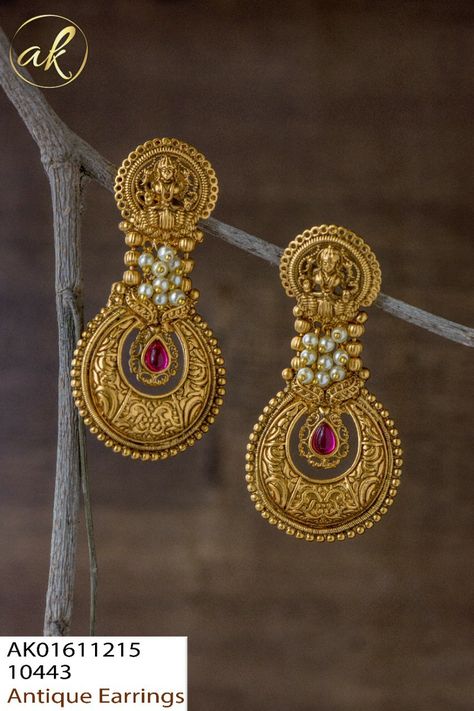 Follow us @navakusuri insta Unique Gold Jewelry Designs, Wedding Jewelry Sets Bridal Jewellery, Delicate Gold Jewelry, Gold Jhumka Earrings, Gold Earrings Models, Antique Gold Jewelry Indian, Gold Jewelry Simple Necklace, Jewelry Set Design, Fancy Jewellery Designs