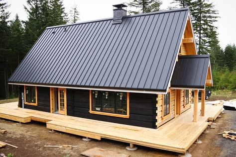 900 Sq Ft Cabin Plans, Black Log Cabin Exterior, Black Log Cabin, Log Cabin Exterior, Black Cabin, Barn Style House Plans, A Frame House Plans, Cabin Exterior, Hunting Cabin