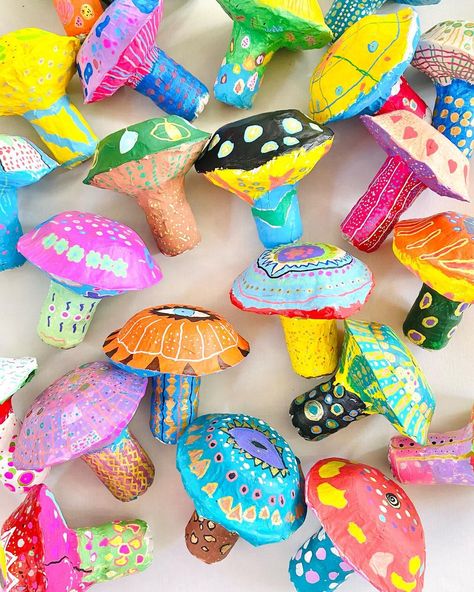 Mushroom Yayoi Kusama, Quick Art Projects For Kindergarten, Yayoi Kusama Mushroom Art Lesson, Mushroom Art Projects, Art Club Projects Middle School, Kids Sculpture Projects, Elementary Art Sculpture, Mushroom Art Kids, Mushroom Kids Craft