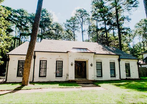 Beautiful memphis home. Romabio’s classico Limewashnin Cristallo Romabio Cristallo White, Cristallo White Limewash Exterior, Cristallo White Limewash, Limewash Exterior, Romabio Limewash, White Limewash, White Homes, White Houses, Exterior House