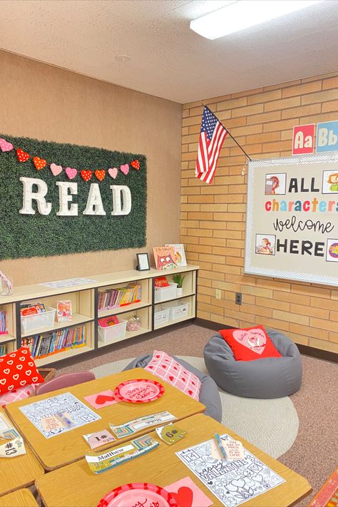 Kindergarten Teacher Aesthetic, Preppy Classroom, Teacher Vision Board, Teacher Organisation, Cozy Classroom, Elementary Classroom Themes, Teacher Decor, Teacher Aesthetic, Boho Classroom