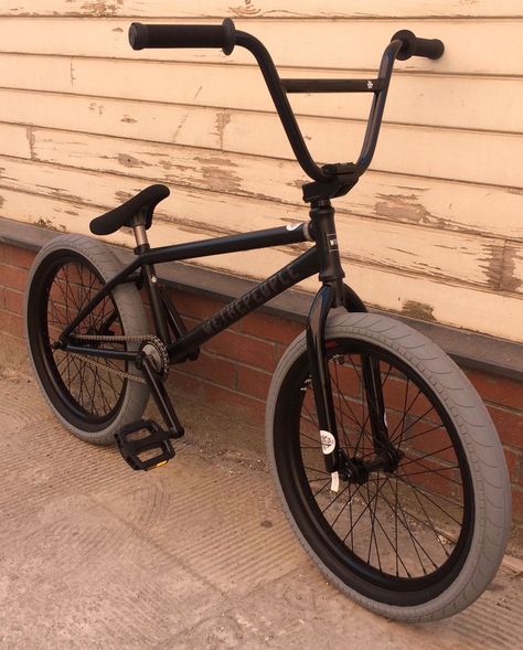 Bmx Colores Ideas, Bmx Aesthetic, Black Bmx Bike, Sunday Bmx, Low Rider Bike Bicycles, Black Bmx, Bmx Bandits, Haro Bmx, Sepeda Bmx