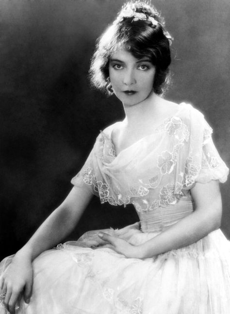 She has been called “the first lady of the silent screen,” and film director D.W. Griffith extolled her “exquisite, ethereal beauty.” She was Lillian Gish, the star of movies, television, radio, and the stage for nearly all of the 20th century. Dorothy Gish, Stars D'hollywood, Lillian Gish, Louise Brooks, Silent Film Stars, Classic Actresses, Actrices Hollywood, Silent Movie, Pictures Of The Week