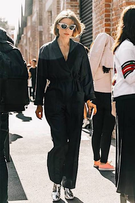 12 Jumpsuits You Can Literally Wear With Anything Black Boiler Suit, Black Jumpsuit Outfit, Stylish Street Style, Boiler Suit, Jumpsuit Outfit, Autumn Outfits, Street Style Chic, All Black Outfit, Street Style Inspiration