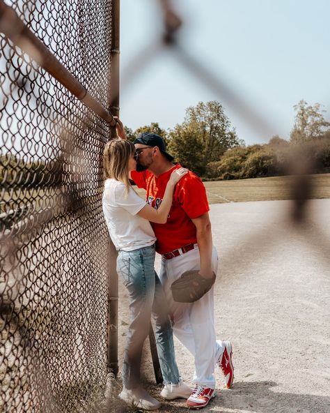 This is your reminder that photo sessions don’t always need to be in gardens or on beaches! (Although we still love a gorgeous nature shot) Your sessions and location should reflect you as a couple and can be as unique as you like. The opportunities are truly endless 😅 ID: A couple sitting against a fence in a baseball diamond. #KatieNelsonPhotography #PhotoShootLocation #UniquePhotoshootLocations #BaseballTheme #CouplesPhotography #CouplesPhotoInspo #LondonOntario #LondonON #LondonOntario... Softball Engagement Pictures, Baseball Field Family Photoshoot, Baseball Family Photoshoot, Family Baseball Photoshoot, Baseball Family Pictures, Baseball Engagement Photos, Baseball Engagement, Couples Sports, Baseball Romance