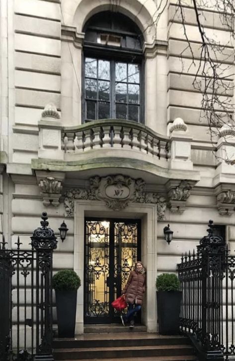 The outside of the house from “The Nanny“ Nyc Nanny Aesthetic, The Nanny Aesthetic, Tv Show House, Outside Of The House, Old Money House, Luxury Townhouse, Apartments Exterior, Architecture Classic, Fran Fine