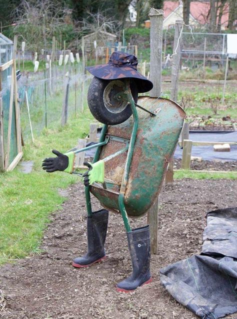 Unique Yard Art, Scarecrows For Garden, Church Decorations, Garden Junk, Metal Yard Art, Garden Deco, Garden Art Sculptures Diy, Planter Ideas, Metal Garden Art