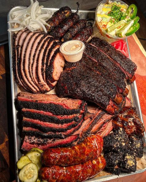 Barbecue Food Display, American Barbecue, Southern Bbq, Bbq Food, Soul Food Dinner Party, Barbecue Party Food, Brisket Sides, Bbq Platter, Bbq Party Food