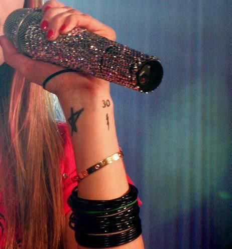 Image about Avril Lavigne in music❤ by Dóri Őri 2000s Avril Lavigne Aesthetic, Avril Lavigne Tattoo, Pink Punk Aesthetic, Punk Fashion Aesthetic, Rock Girl Aesthetic, 2000s Punk Aesthetic, Avril Lavigne Aesthetic, Pop Punk Aesthetic, 2000s Punk