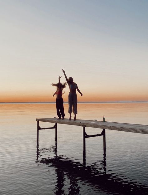 Sitting On Dock Aesthetic, On The Dock Pictures, Jumping Off Dock Aesthetic, Dock Sunset Pictures, Dock Picture Ideas, Dock Photoshoot Ideas, Dock Aestethic, Lake Pictures With Friends Dock, Dock Photo Ideas