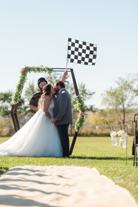 Race Car Wedding Ideas, Race Theme Wedding Ideas, Dirt Track Racing Wedding Ideas, Race Themed Wedding, Classic Car Wedding Decorations, Wedding Ideas For Car Lovers, Dirt Bike Wedding Ideas, Car Lover Wedding, Car Show Wedding