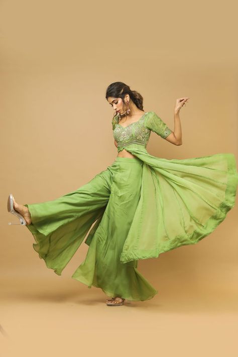 Plaza Top Design Dress, Parrot Green Anarkali Dresses, Green Lehenga Outfit, Mehendi Dress Ideas, Mehendi Dress Outfits, New Trend Lehenga Designs, Marriage Outfit, Simple Frock Design, Trendy Outfits Indian