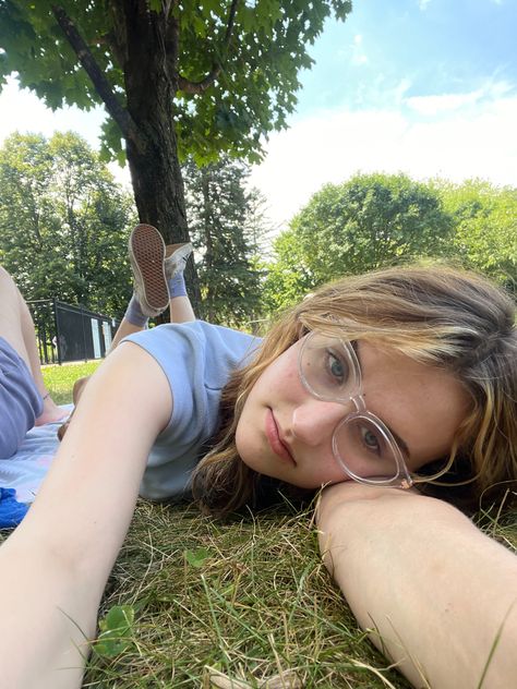 Pics Laying Down, Selfie Lying Down, Grass Poses Picture Ideas, Laying On The Grass Aesthetic, Grass Picture Ideas Instagram, Park Selfie Ideas, Garden Selfie Ideas, Nature Selfie Ideas, Grass Picture Ideas