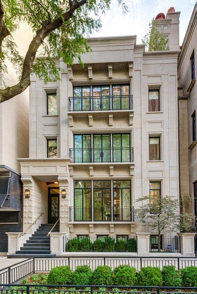 Not the facade but more of an example of the elevated front door with lower courtyard and juliete balcony. Apartment Building Exterior, Apartments Exterior, Apartment Exterior, Classic Building, House Facade, Townhouse Designs, Apartment House, Casas Coloniales, Apartment Architecture