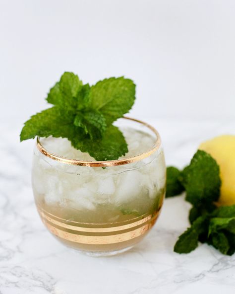 Gin Lemon Cocktail, Gin Smash Recipe, Tequila Smash, Gin Smash, Gin And Lemonade, Gin And Soda, Girly Drinks, Bourbon Smash, Mint Drink