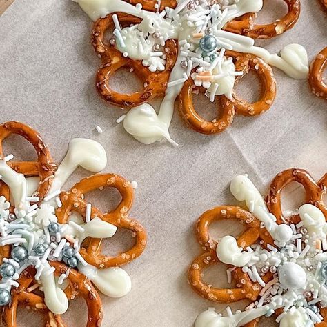 The Savoury Coconut | Sonia Ruprai on Instagram: "Pretzel Snowflakes ❄️ ‌ Make these beautiful Pretzel Snowflakes for your next holiday gathering! ‌ What you’ll need: • pretzels 🥨 • melted white chocolate • festive sprinkles ‌ ‌Assemble and refrigerate for 5-10 mins to harden chocolate. Store in airtight container. . . . . . ‌ #pretzels #pretzelsticks #chocolatepretzels #pretzelsnowflakes #pretzelchristmastrees #christmastreedessert #christmasdessert #christmastreats #christmasrecipes #christmasrecipes2023 #christmaspretzels #veganchocolate #dairyfreechocolate #festivefood #christmasbaking #easysnacks #vegansnacks #viralreels #holidaybaking #holidayrecipes #holidaytreats #holidayhosting #winterrecipes2023" Snowflake Pretzels White Chocolate, Chocolate Pretzel Christmas Trees, Snowflake Food Ideas, Pretzel Snowflakes, Snowflake Pretzels, Christmas Pretzel Treats, Savory Pretzels, Snowflake Food, White Chocolate Snowflakes