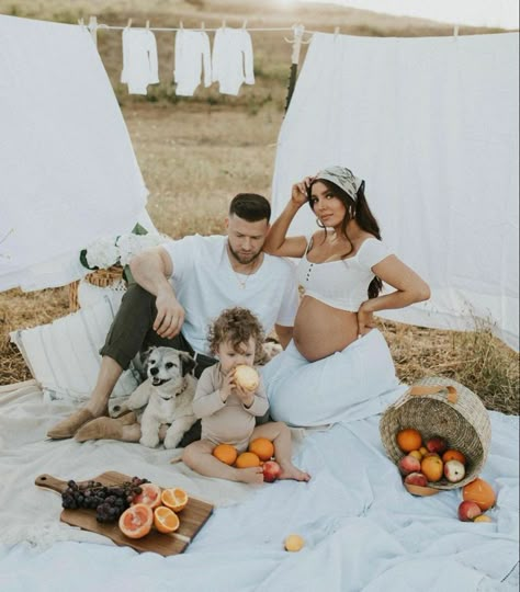 Maternity Picnic, Intimate Gender Reveal, Maternity Shoot Outfit, Picnic Photo Shoot, Pregnancy Announcement Pictures, Picnic Photography, Maternity Photography Poses Outdoors, Pregnancy Announcement Photoshoot, Baby Announcement Photoshoot