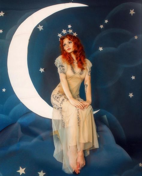 Celestial Photoshoot, Fairytale Vibes, Photo Halloween, Idee Cosplay, Paper Moon, Body Reference Poses, Human Poses Reference, Cover Ideas, Photoshoot Concept