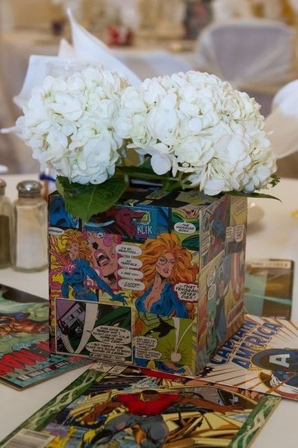 Marvel Wedding Theme, Book Wedding Centerpieces, Comic Wedding, Marvel Wedding, Comic Book Wedding, Batman Wedding, Nerd Wedding, Book Centerpieces, Marvel Party