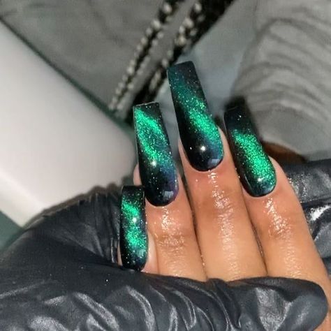 Cat Polish Nails, Cat Eye Nails New Years, Cat Eye Long Nails, Cat Eye Nails Polish Green, Cateye Nailart Fall, Cat Eye Acrylic Nails Coffin, Acrylic Cat Eye Nails, Magnetic Acrylic Nails, Blue Green Cat Eye Nails