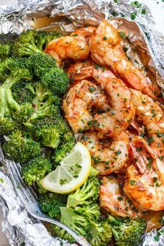 Shrimp And Broccoli Foil Packs, Easy Baked Shrimp, Garlic Lemon Butter Sauce, Shrimp Broccoli, Foil Pack Meals, Foil Packs, Salad Buah, Shrimp And Broccoli, Best Seafood Recipes