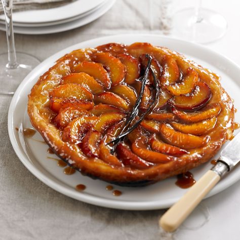 Simple Apple Tart, Peach Puff Pastry, Tarte Tatin Recipe, Apple Tarte, Peach Tart, Easiest Apples, Tart Recipes, Sweet Desserts, Upside Down