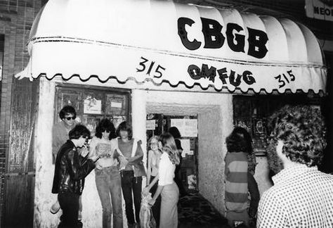 Vintage Photos Capturing CBGB's Famous 1970 Punk Scene Cbgb New York, Cbgb Punk, 1970s Punk, Morrison Hotel, New Wave Music, 70s Punk, Joey Ramone, Punk Scene, Jack Kerouac