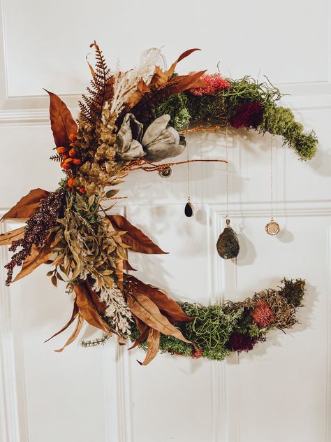 Crescent Moon Wreath Diy Fall, Crescent Christmas Wreath, Fall Crescent Moon Wreath, Pagan Christmas Wreath, Moss Moon Wreath, Witches Wreath Ideas, Witchy Christmas Wreath, Fall Moon Wreath, Witchy Fall Decor Diy