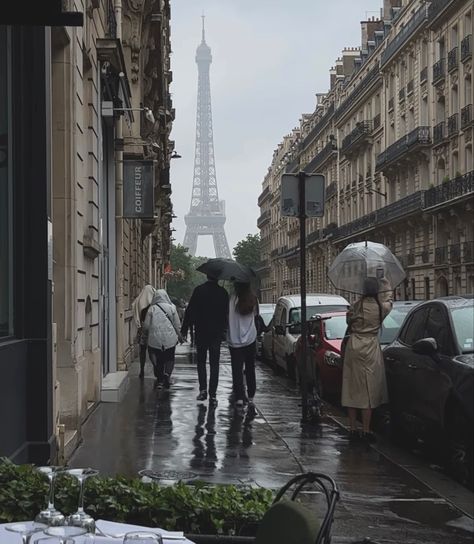 Fall In Paris, Rainy Paris, Rainy Mood, Paris In Autumn, Paris Couple, Walkable City, Parisian Aesthetic, Paris Vibes, Paris Summer