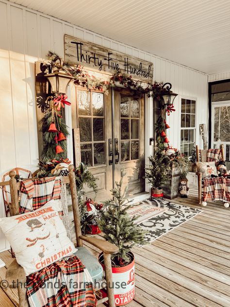 Farmhouse Porch decorated for Christmas Tour with rocking chairs and vintage decor. Bedroom Decor Inspirations, Vintage Porch, Front Door Christmas Decorations, Shiny Brite Ornaments, Christmas Tours, Christmas Rugs, Christmas Front Porch, Christmas Porch Decor, Small Christmas Trees