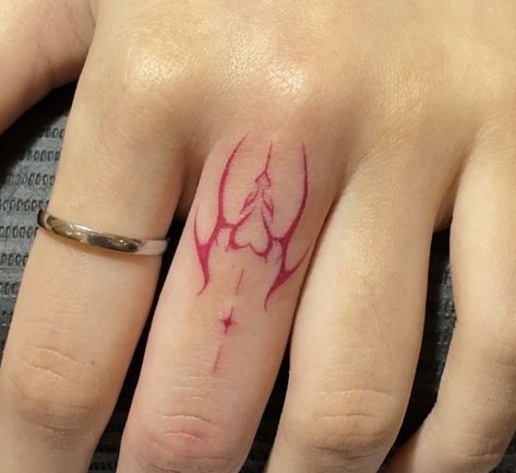 Red And Black Finger Tattoo, Finger Tattoos Edgy, Full Body Tattoo Designs, Tiny Finger Tattoos, Tato Jari, Pretty Hand Tattoos, Finger Tattoo Designs, Sharpie Tattoos, Hand Tats