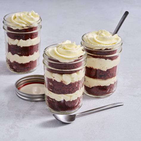 Red Velvet Cake in Jars Blue Velvet Cake, Homemade Holiday Treats, Blue Velvet Cakes, Cake Jars, Dreamy Desserts, Red Velvet Cake Mix, Cake In A Jar, Dessert In A Jar, Sheet Cake Pan