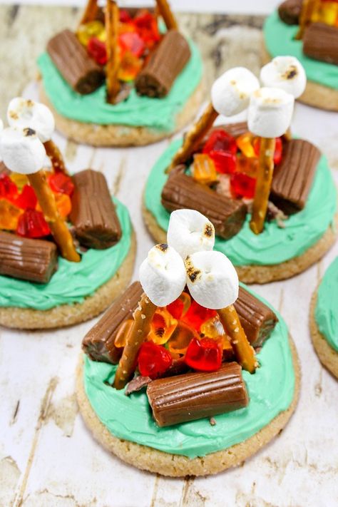 These Campfire Cookies are not only adorable - they are EASY to make. They are perfect for camping, boy/girl scouts or just summer in general. #recipe #DIY Camping Party Foods, Campfire Cookies, Easy Sugar Cookies, Camping Birthday, Food Easy, Camping Party, حلويات صحية, Think Food, Camping Theme