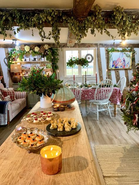 Country Cottage Christmas Tree, English Country Christmas, Christmas Canapés, English Cottage Christmas, Country Cottage Christmas, Christmas Canapes, Yule Logs, English Christmas, English Country Cottage