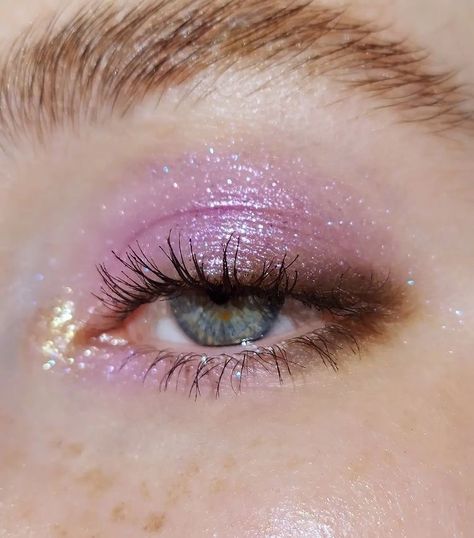 Fairy Pink Makeup, Gold Makeup Glitter, Astrology Makeup, Celestial Makeup, Sun Makeup, Makeup Blue Eyes, Aesthetic Festival, Makeup Festival, Eyebrow Trends