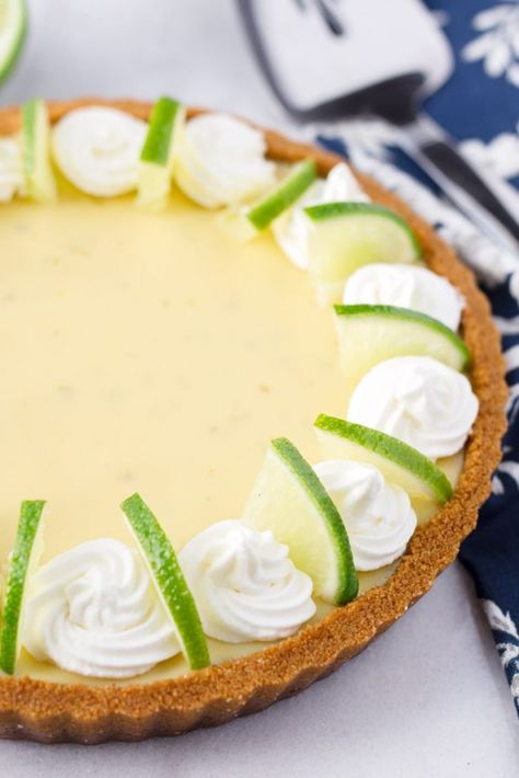 Easy Key Lime Pie! This easy and delicious key lime pie is made with an easy graham pie crust, condensed milk, eggs, and lime juice. The perfect treat for everyone! #keylimepie #limepie #grahamcrust #cookingformysoul | cookingformysoul.com Homemade Key Lime Pie, Easy Key Lime Pie, Cracker Pie, Key Lime Pie Easy, Easy Custard, Homemade Graham Cracker Crust, Lime Desserts, Lime Pie Recipe, Key Lime Cheesecake