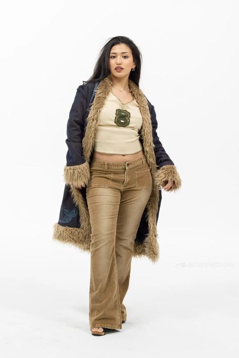 2000’a outfit | y2k aesthetic | fur coat | photoshoot outfit | outfit ideas Fur Coat Photoshoot, Coat Photoshoot, Outfit Y2k Aesthetic, Winter Outfits Y2k, Fur Outfit, Fur Coat Outfit, Winter Coat Outfits, A Outfit, University Outfit