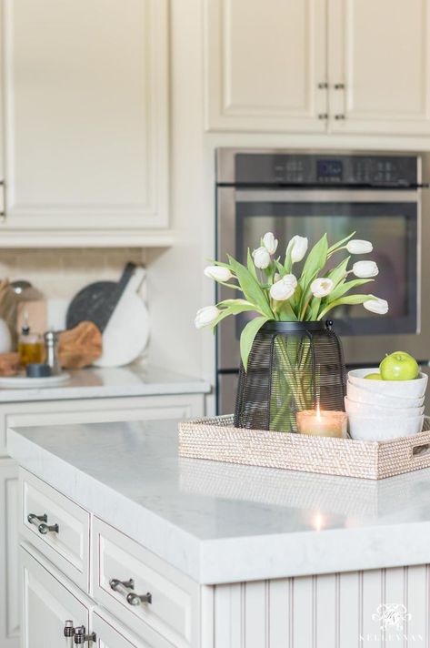 Spring kitchen decor and #countertop styling ideas. #floralarrangements #springflowers Kitchen Island Centerpiece, Kitchen Island Decor Ideas, Spring Kitchen Decor, Kitchen Countertop Decor, Spring Kitchen, Countertop Decor, Kitchen Island Decor, Modern Kitchen Island, Kitchen Counter Decor