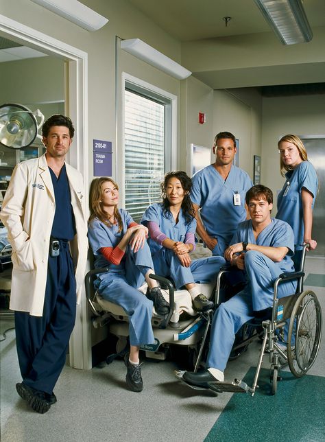 Greys Anatomy Season 1, Beautiful Day To Save Lives, Grey's Anatomy Doctors, Greys Anatomy Funny, Greys Anatomy Characters, Greys Anatomy Cast, Greys Anatomy Memes, Dark And Twisty, Derek Shepherd