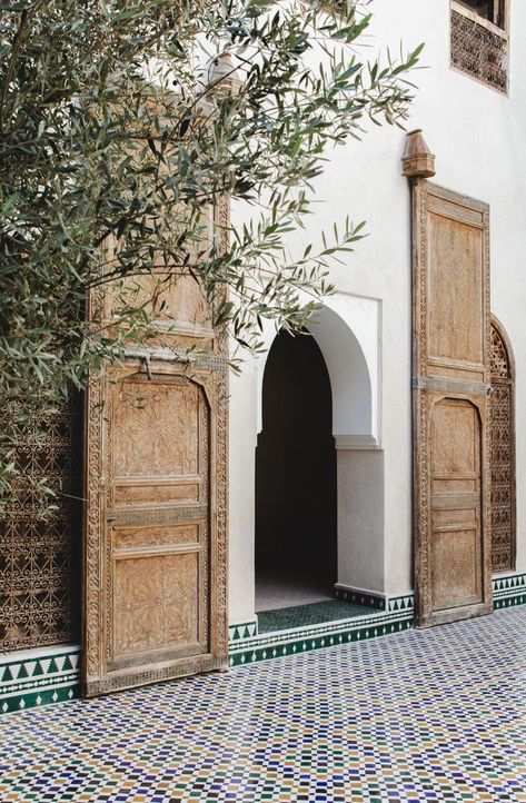 Marrakech Courtyard, Moroccan Doors Marrakech, Moroccan Architecture Exterior, Photo Shoot Places, Morrocan Courtyard, Marrakech Architecture, Morroco Architecture, Marrakech Aesthetic, Morroco Aesthetic