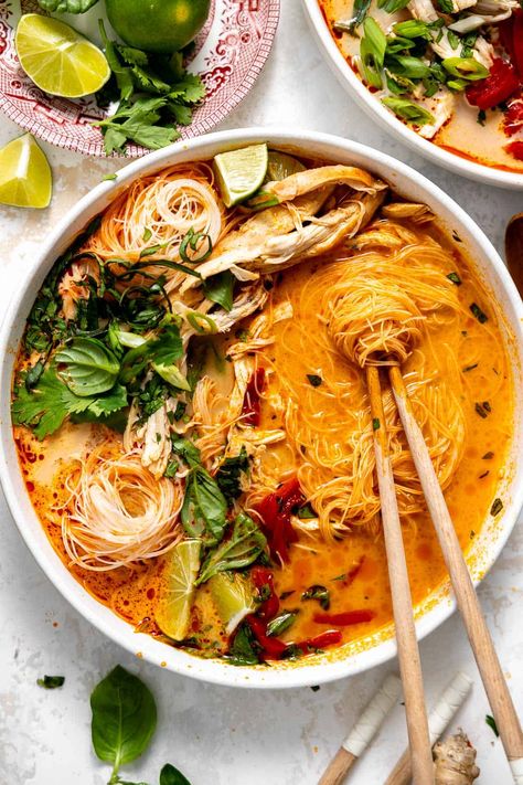 Thai Curry Noodle Soup Thai Curry Bowl, Thai Coconut Noodle Soup, Thai Curry Soup Recipes, Thai Curry Aesthetic, Hungover Foods, Pho Toppings, Soup Recipes Thai, Thai Curry Recipes Vegetarian, Noodle Soup Asian