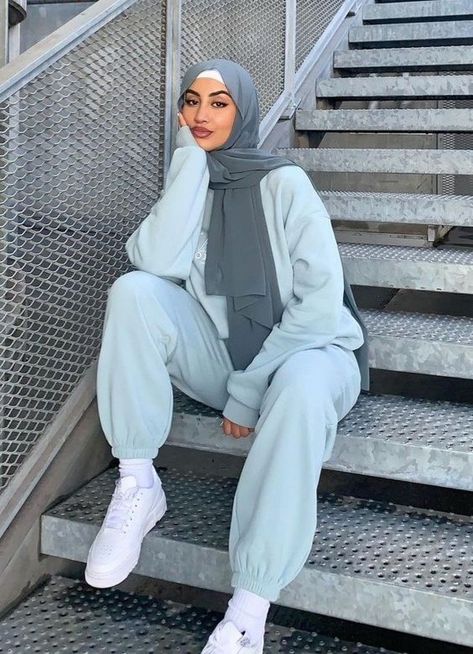 Outfit Jogging Hijab, Muslim Casual Outfit, Casual Outfits Modest, Outfit Jogging, Outfits Sweatpants, Sports Hijab, Jogger Pants Outfit, Stile Hijab, Mode Hijabi