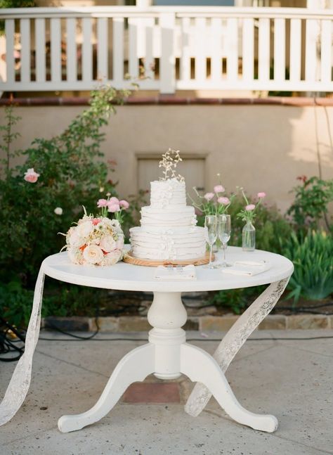 Round Table Settings, Wedding Cake Table Decorations, Table Photography, Theme Nature, Wedding Cake Table, Amazing Wedding Cakes, Floral Event Design, Elegant Wedding Cakes, Event Planning Design